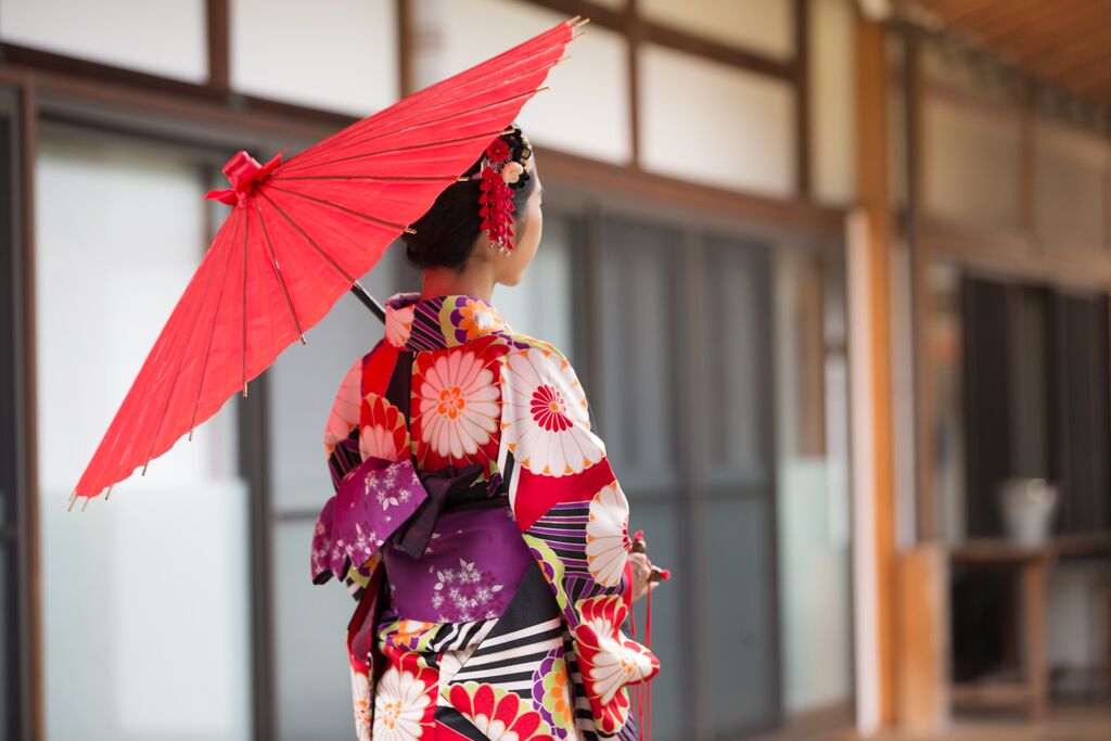 medium-japanese-girl-in-kimono-at-hyakumanben-chionji-temple-kyoto-japan-539330252.jpg