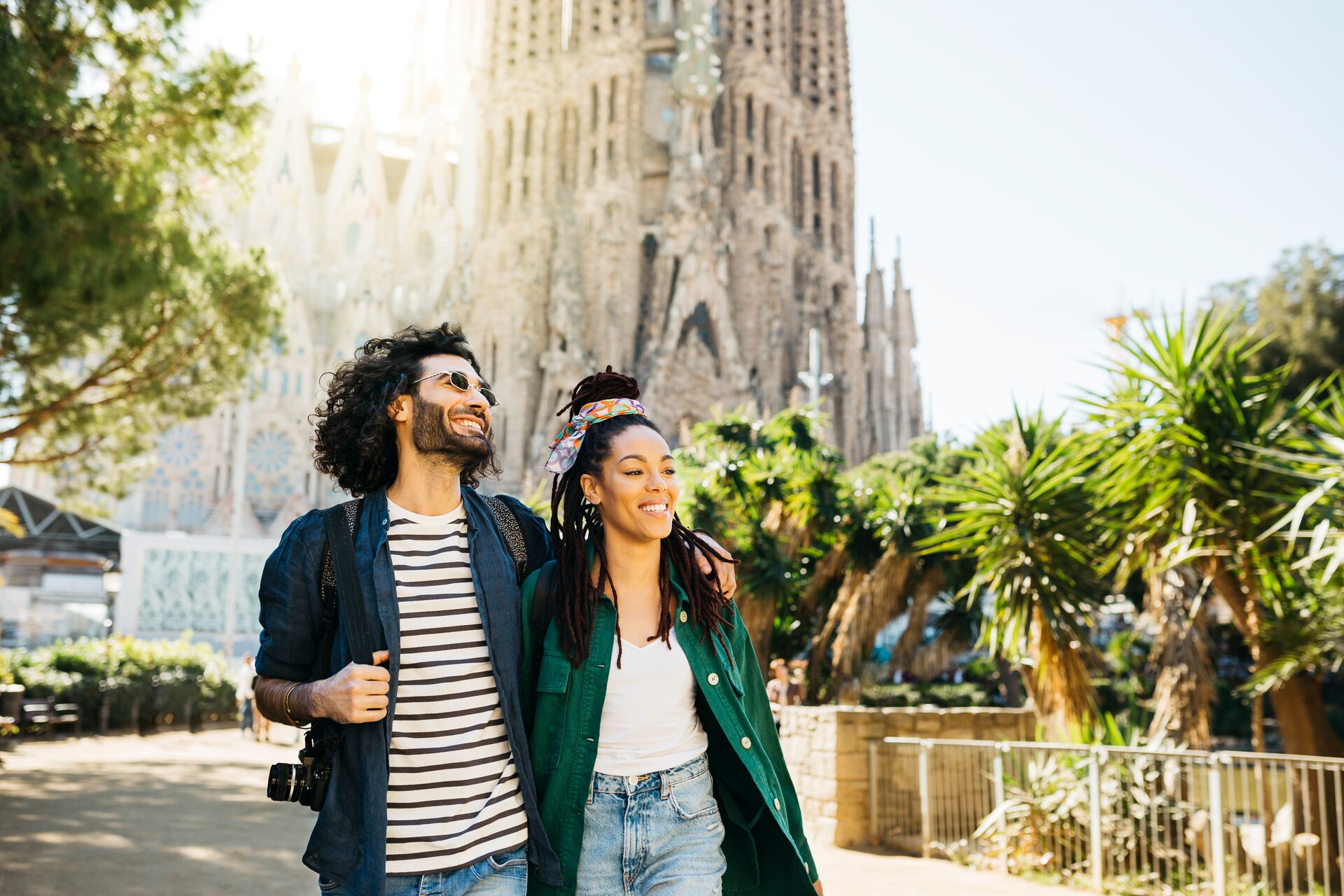 Couple on tour in front of La Sagrada Familia in Barcelona