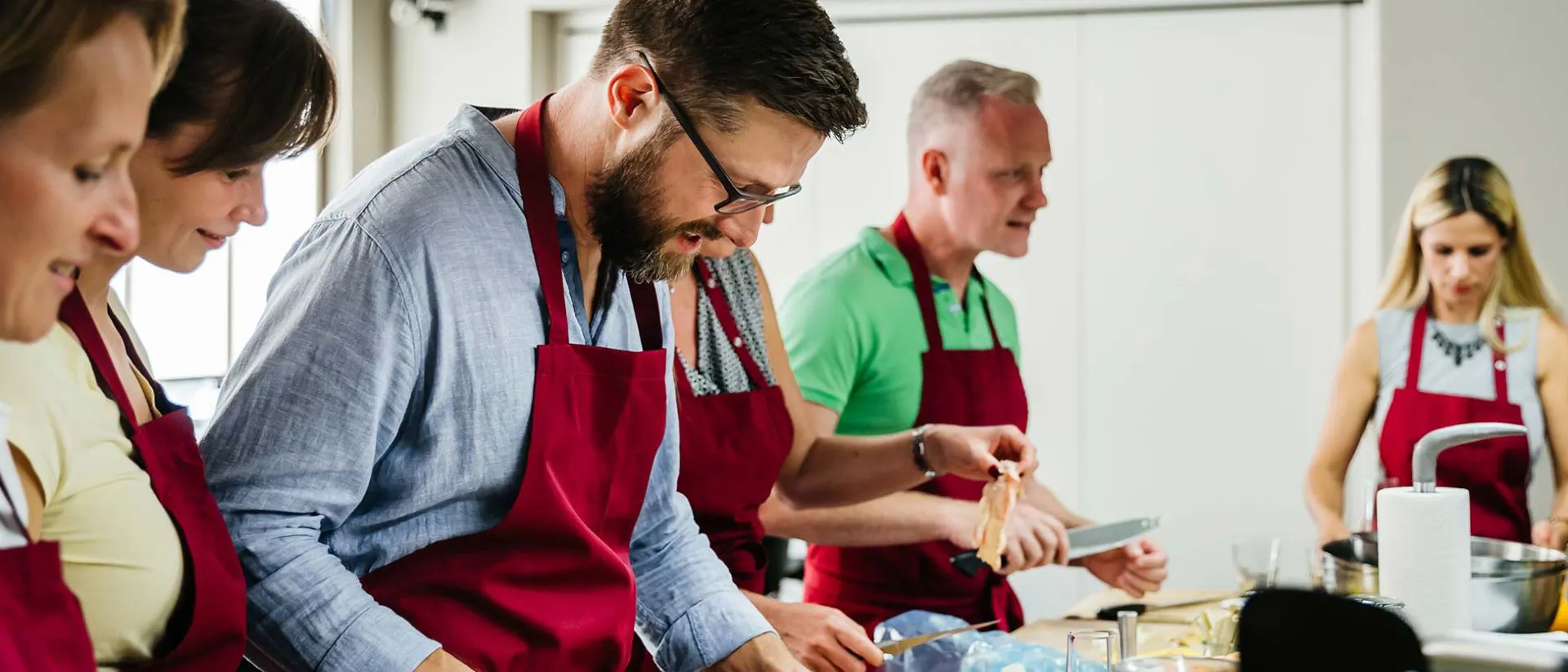 Travellers on cooking class