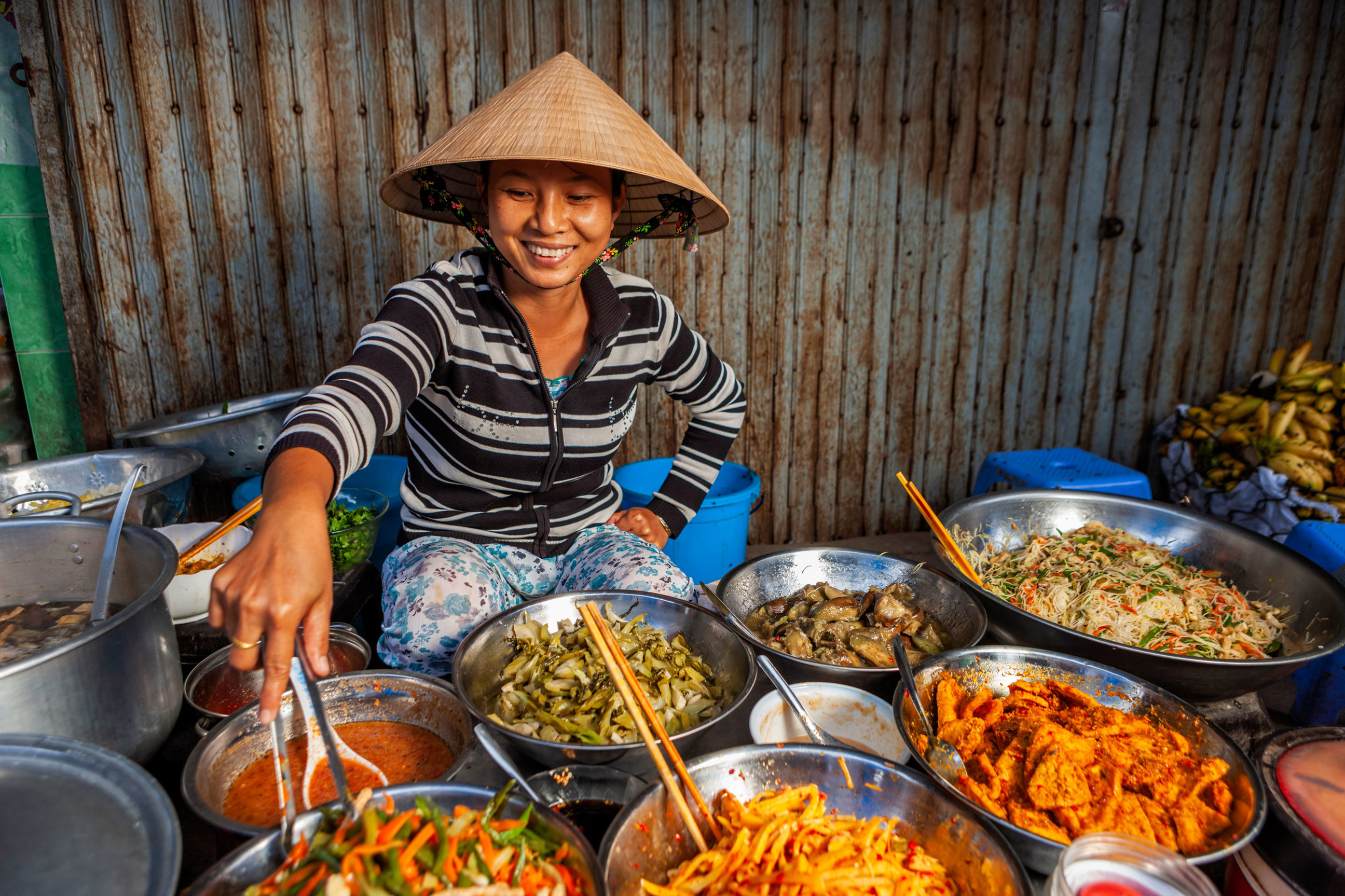 street-food-vendor-hoi-an-vietnam.jpg