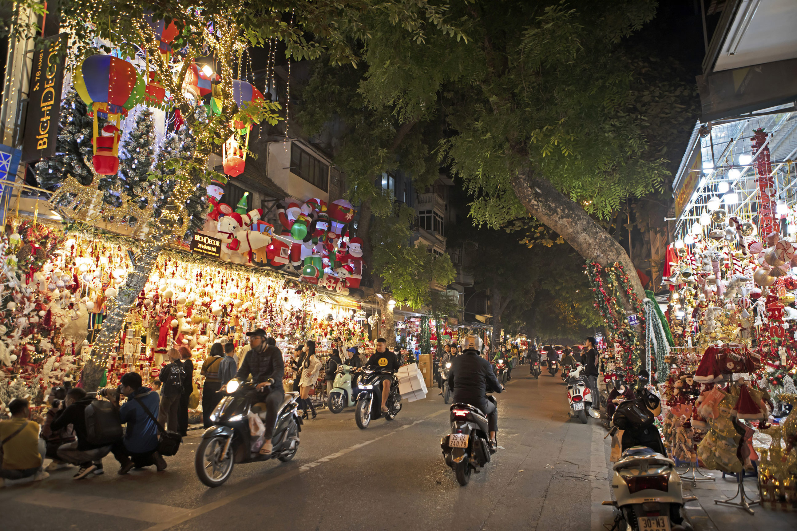 vespa-at-night-ho-chi-minh-vietnam.jpg