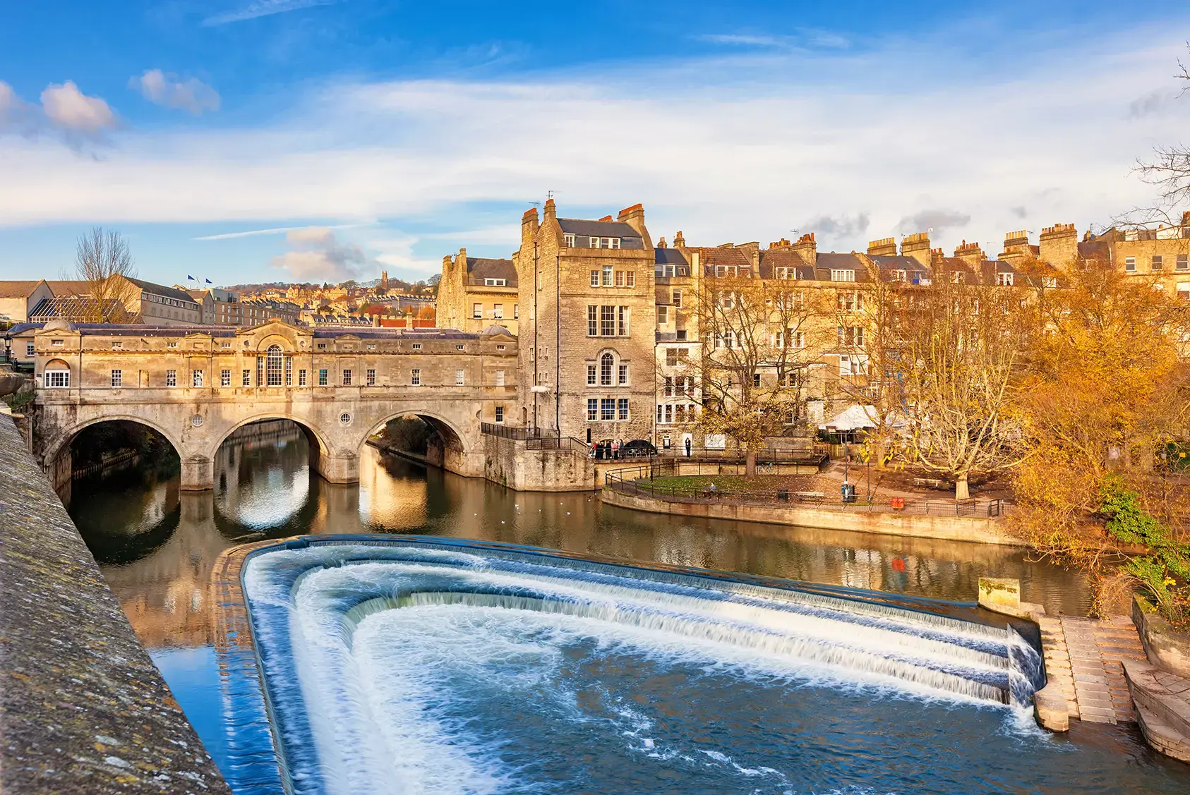 pulteney-bridge-and-river-avon-in-bath-england-uk-1186187563.webp