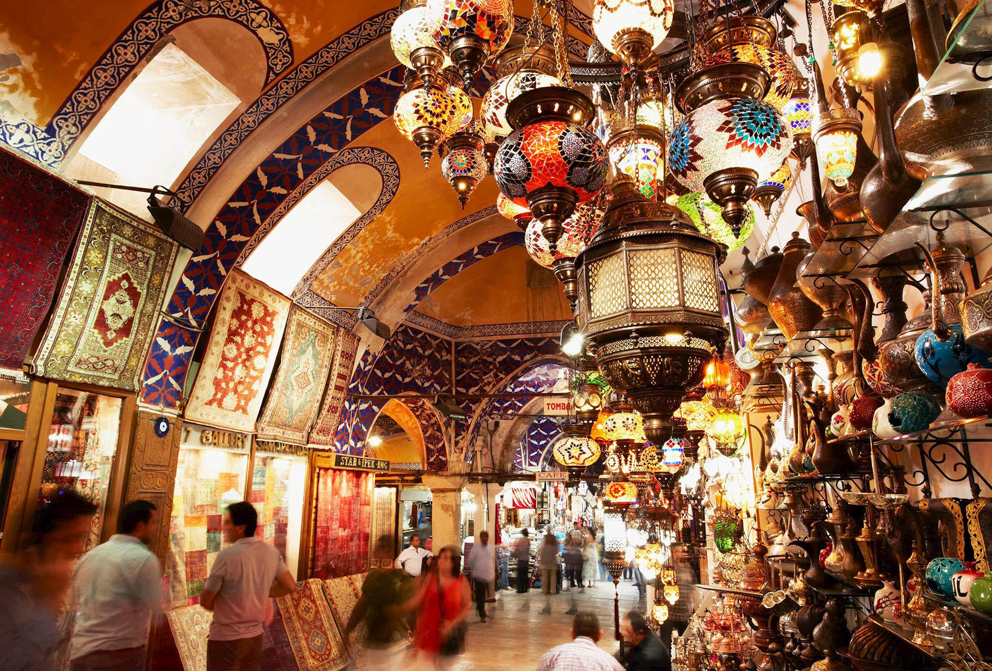 haggle-souvenirs-grand-bazaar-market-istanbul-turkey.jpg