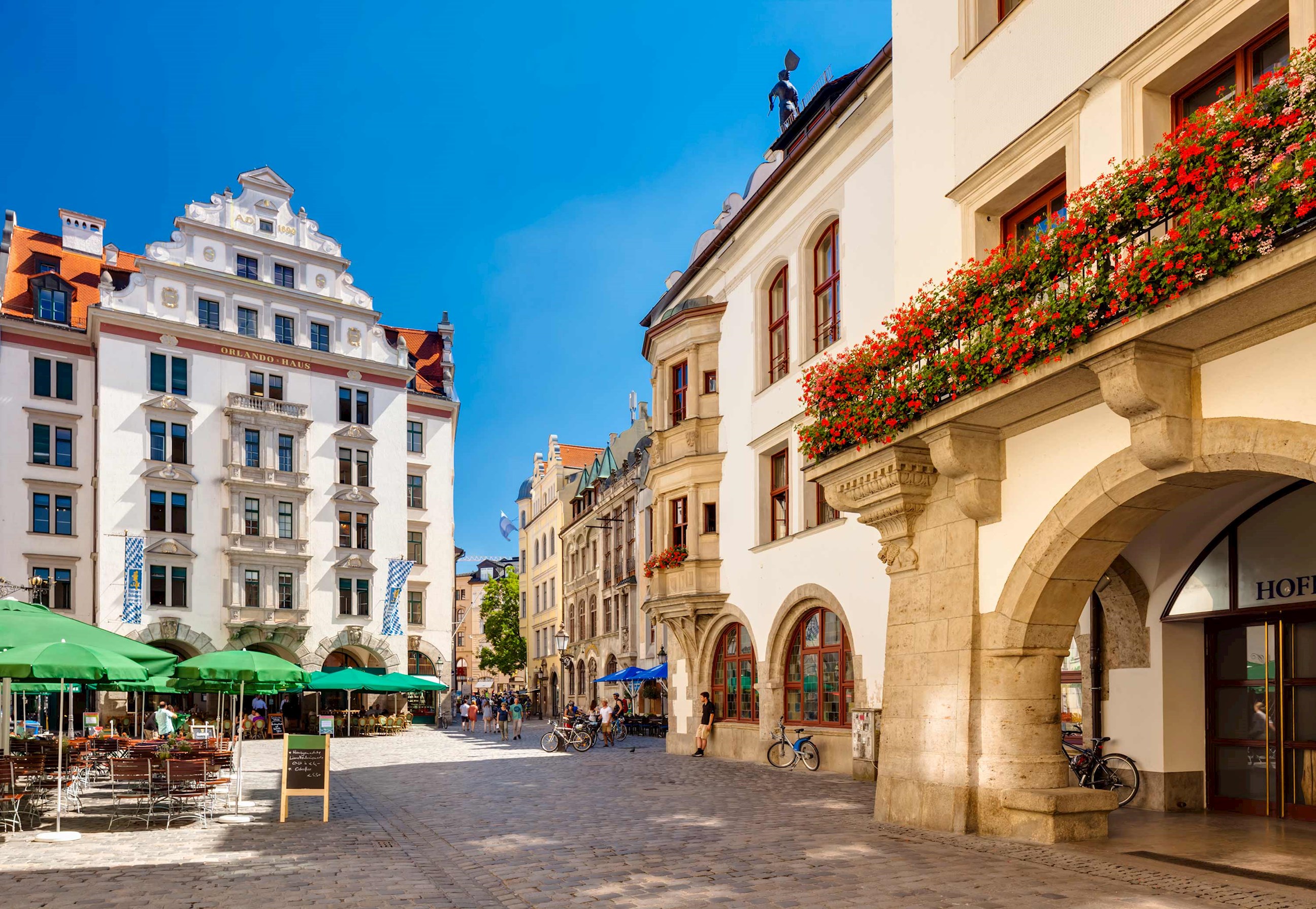 Platzl Square with cafes, cobblestones and buildings in Munich 