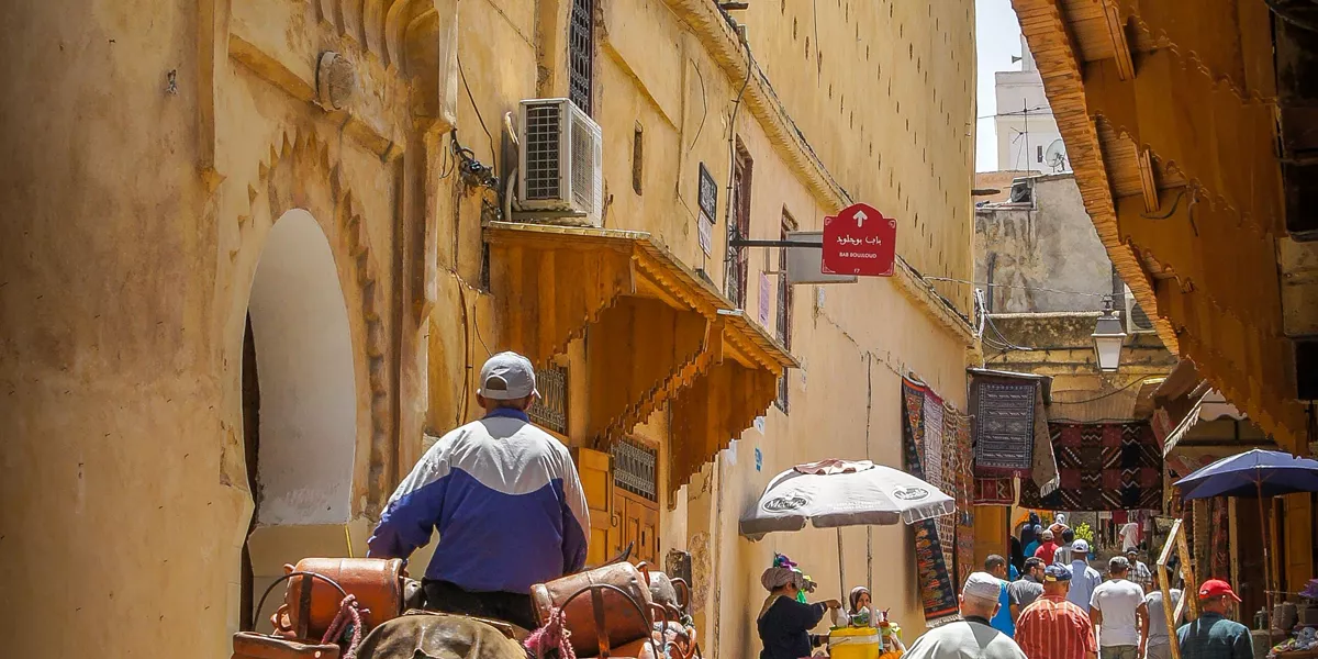 Man rides a hourse in the road, Medina de Fes