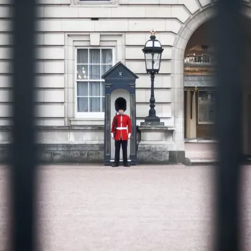 A palace guard outside of Buckingham Palace