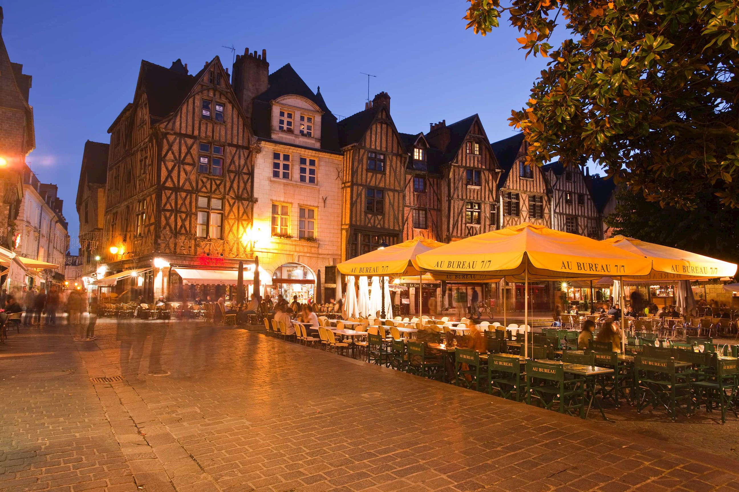 discover-charm-tours-visit-old-town-enjoy-touraine-cuisine-traditional-restaurant.jpg
