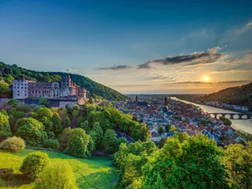 European Discoverer Guided Tour