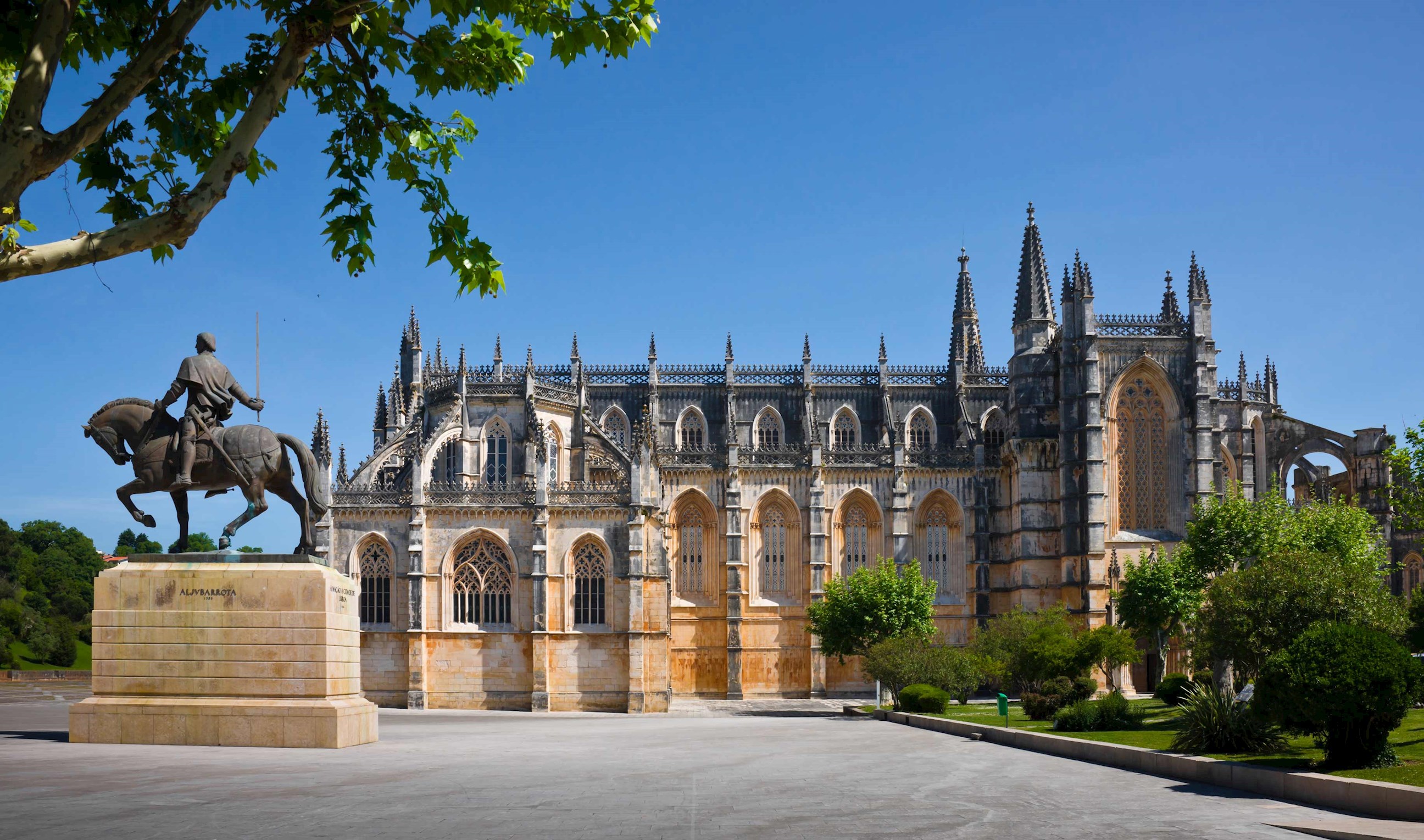 see-the-monastery-of-batalha-in-portugal.jpg