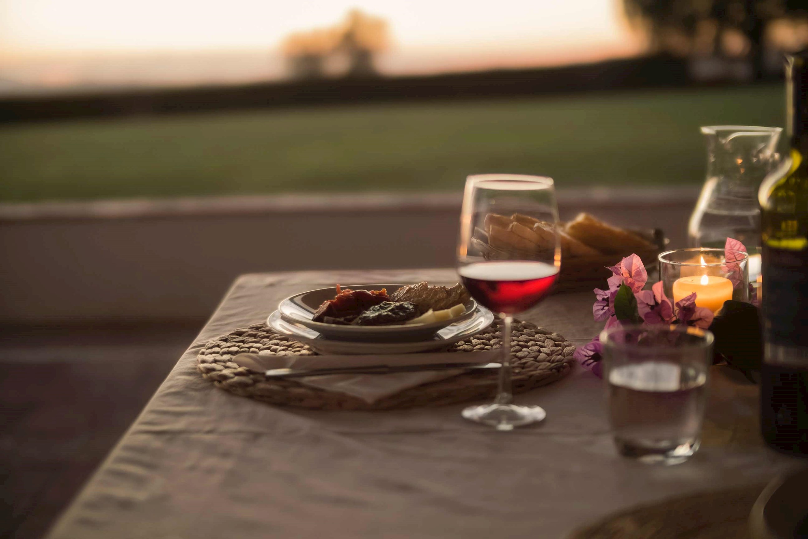dinner-wine-music-tuscan-hills-italy.jpg