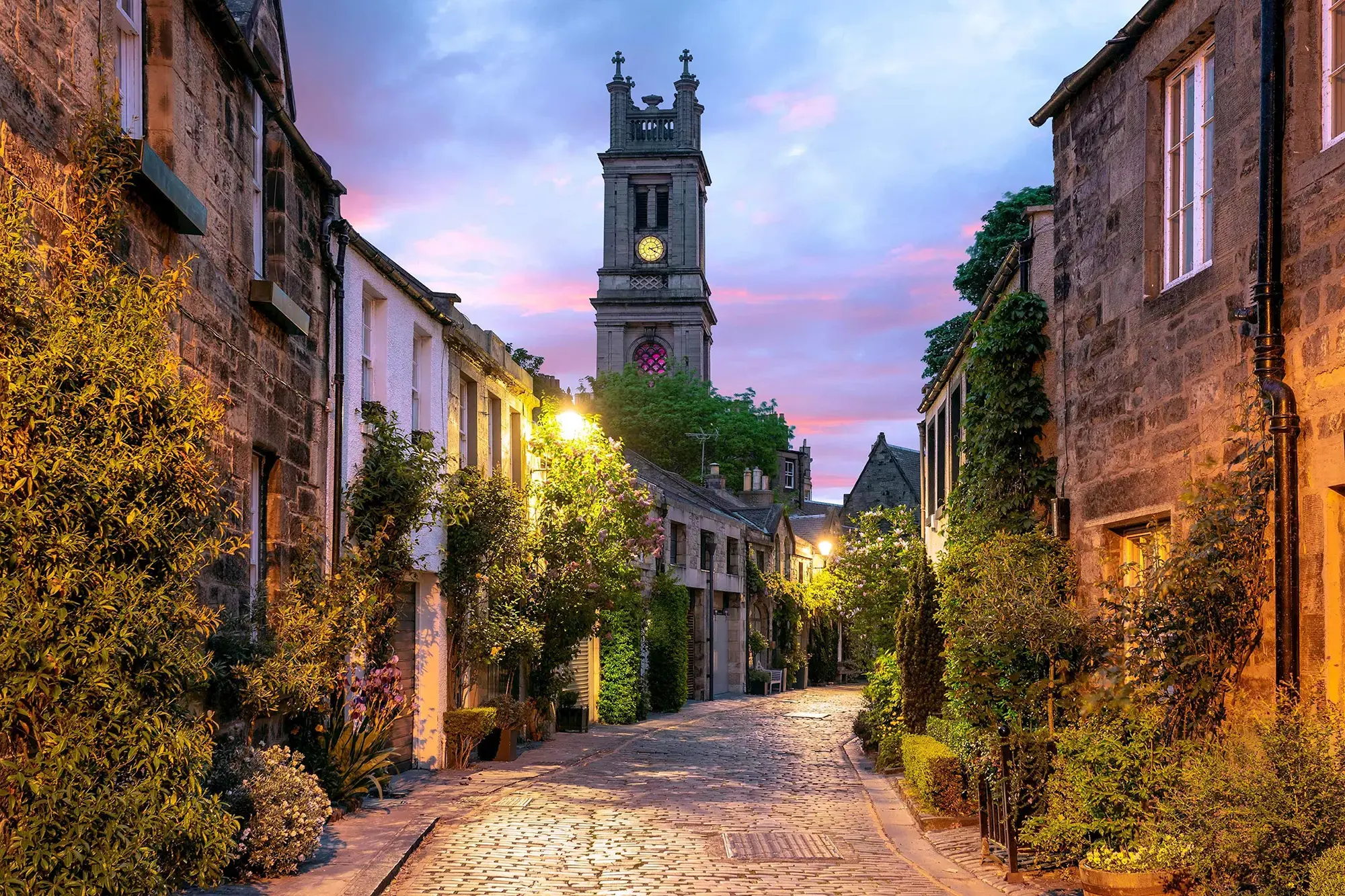 edinburgh-night-dinner-scotland.webp