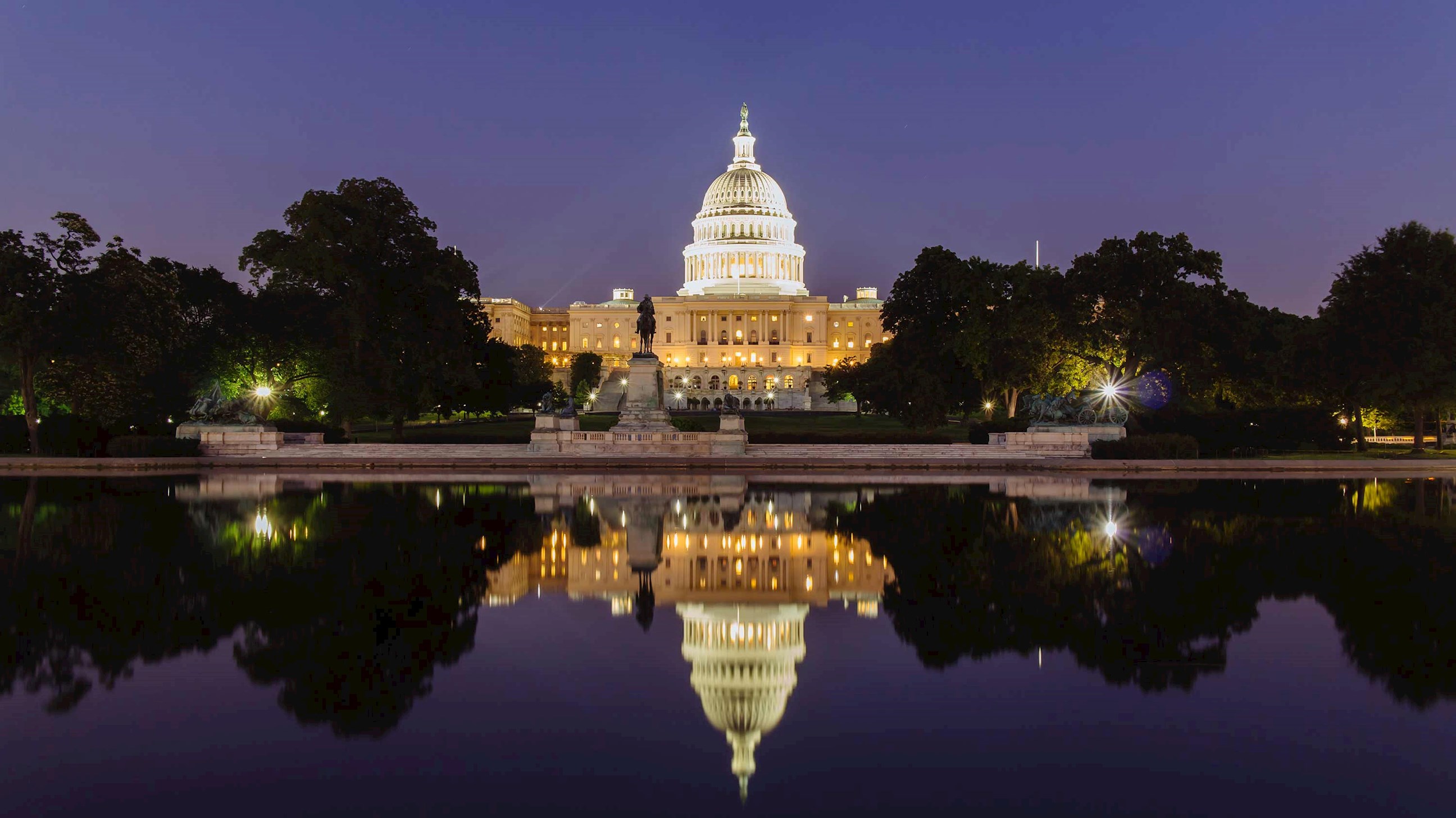 White House and the Jefferson Memorial lit up at night, Washington D.C, USA 