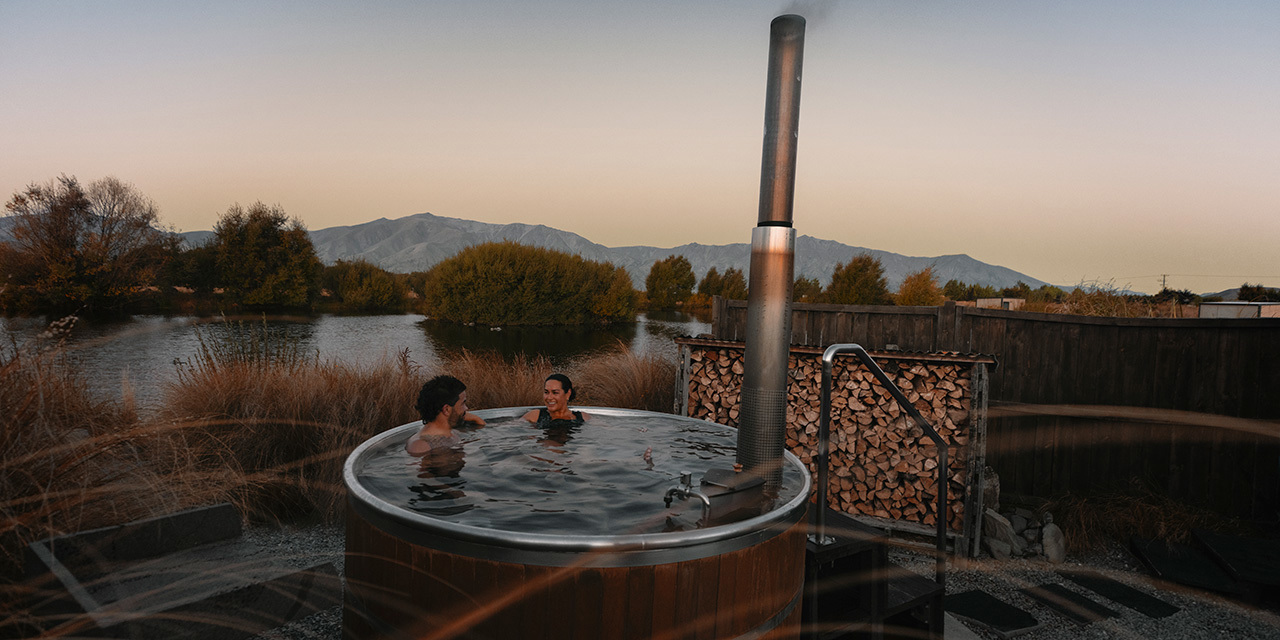 people-relaxing-in-spa-bath-omarama-credit-miles-holden.jpg