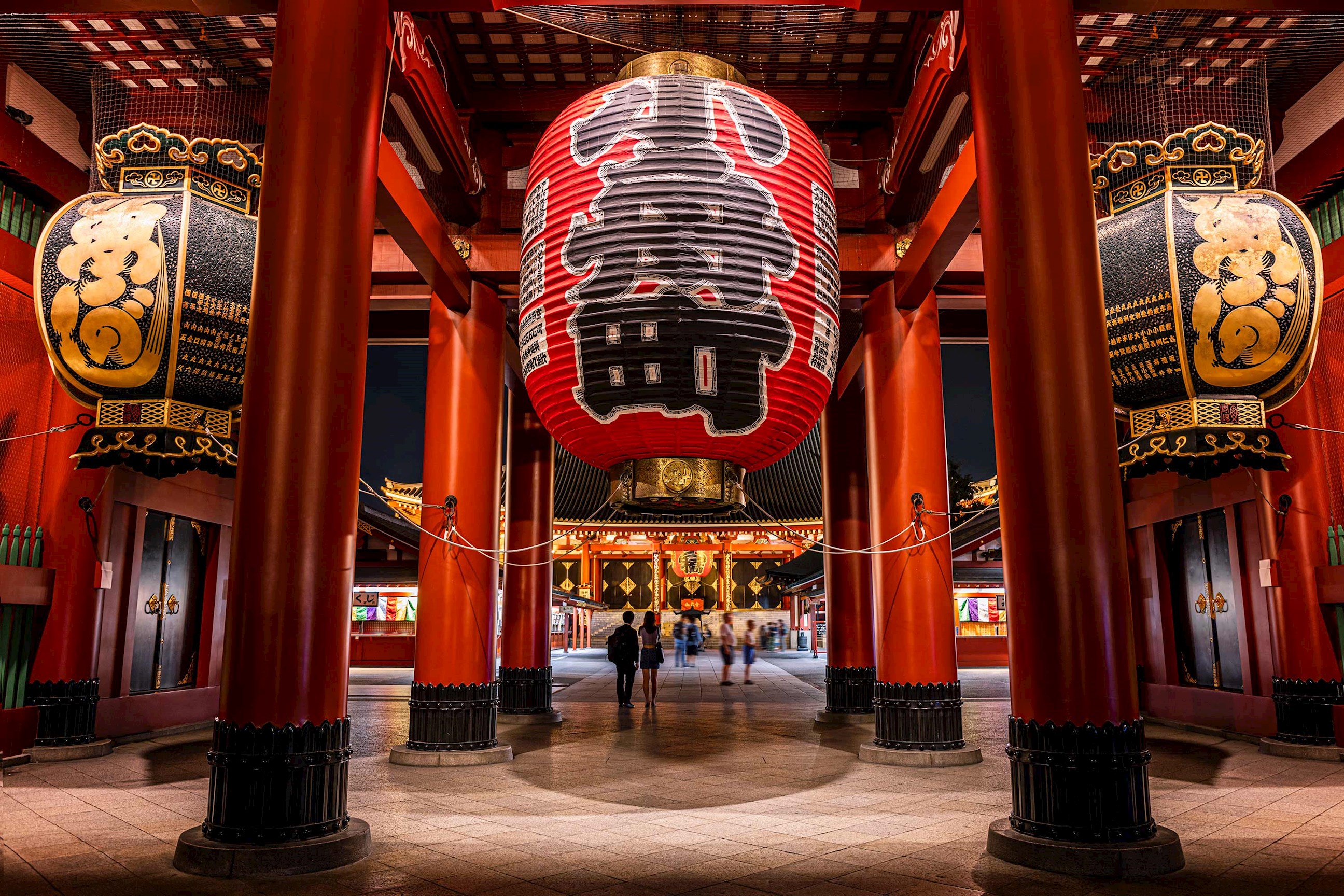 Large red lantern at Kaminarimon Gate of Senso-ji Temple in Tokyo