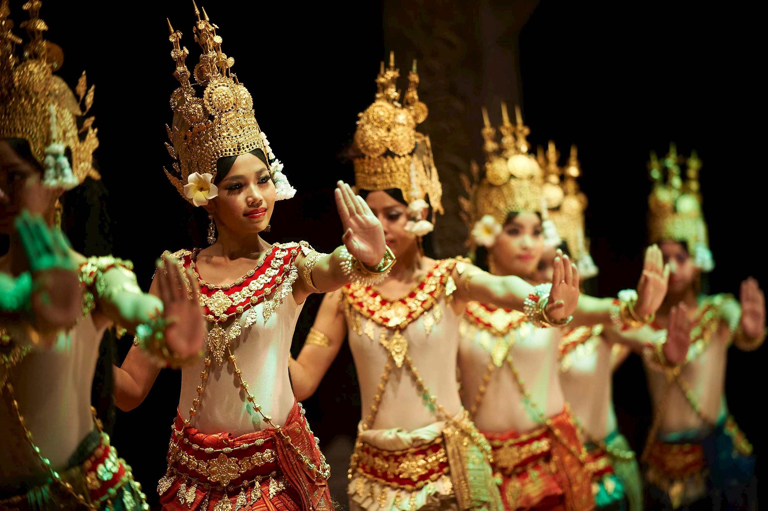 watch-apsara-dance-show-dinner-siem-reap-cambodia.jpg