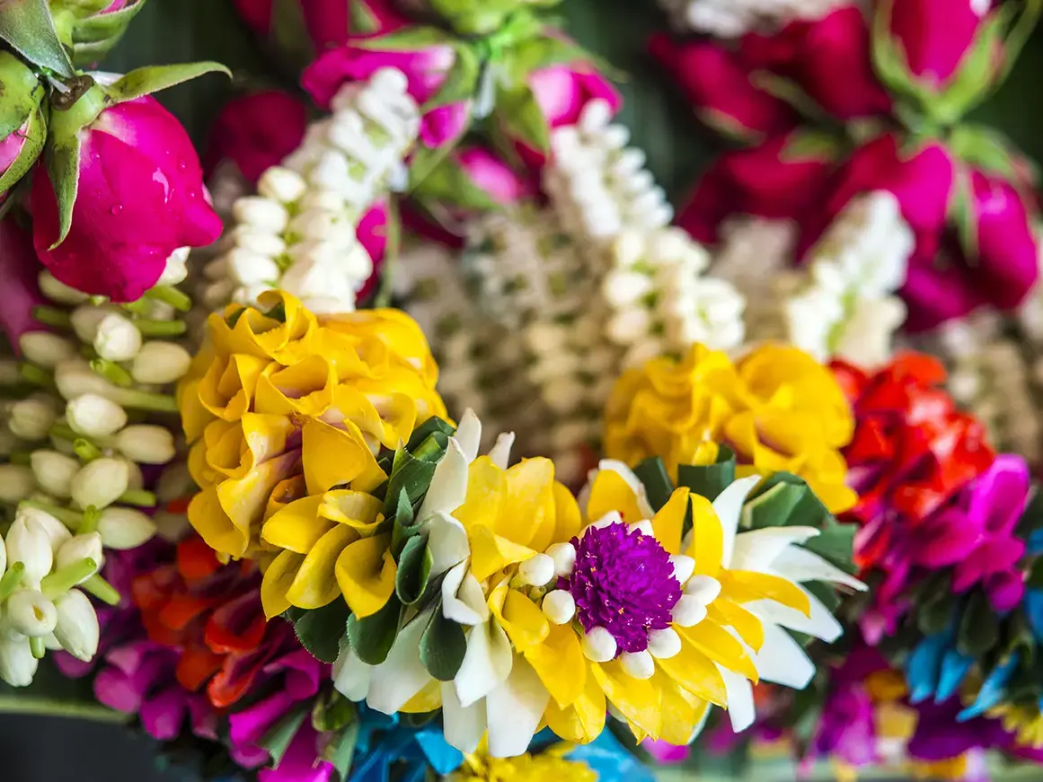 flower-market-bangkok-gettyimages-523553368.webp