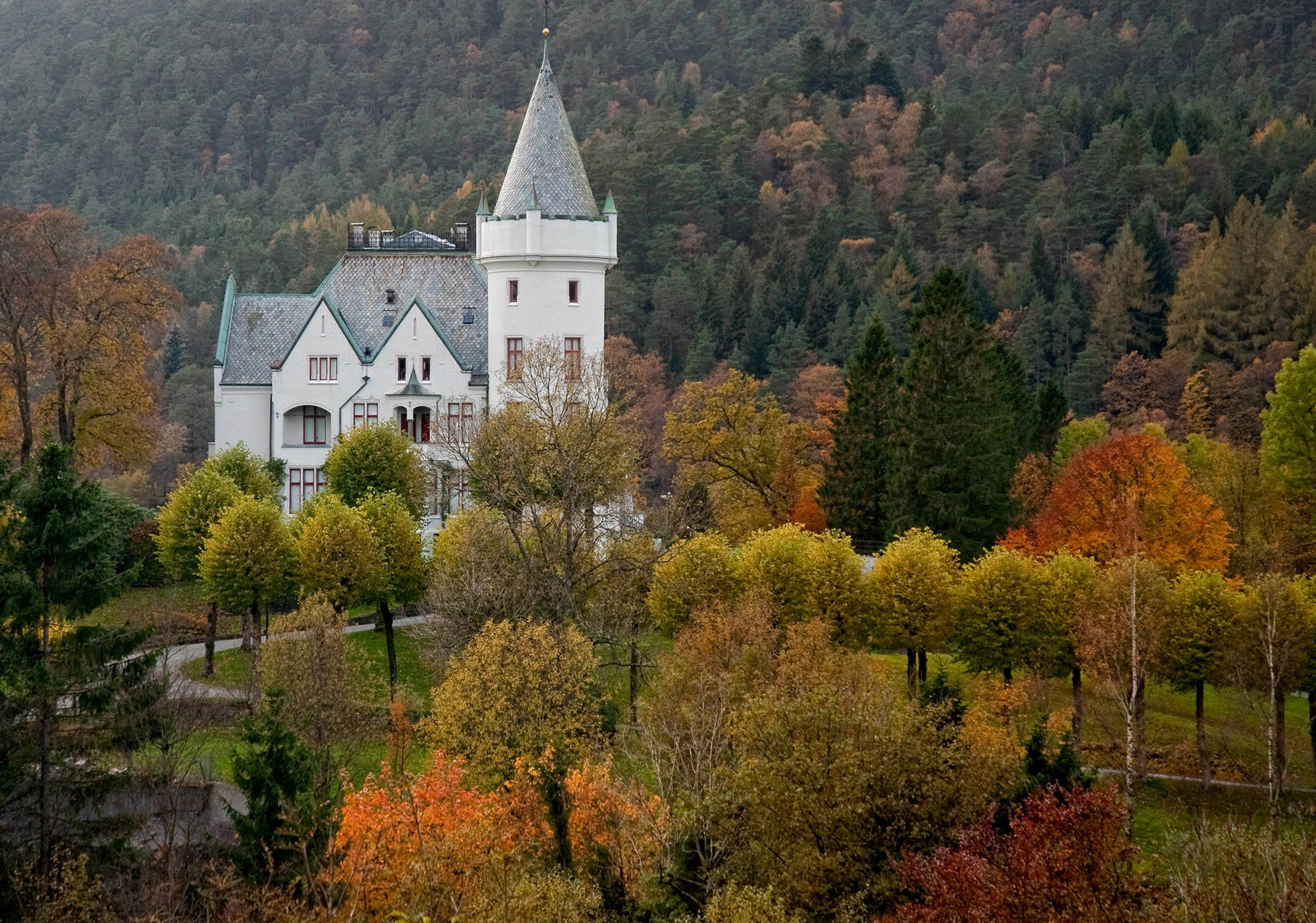 walk-historic-gamlehaugen-castle-bergen-norway.jpg