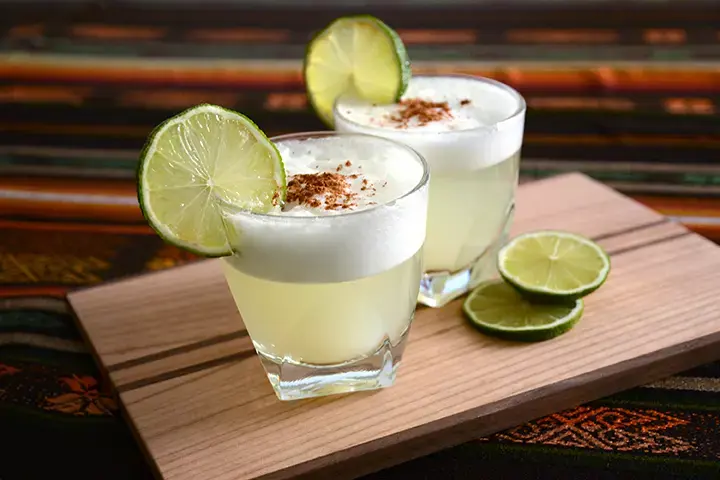 two-pisco-sour-cocktails-peru.webp