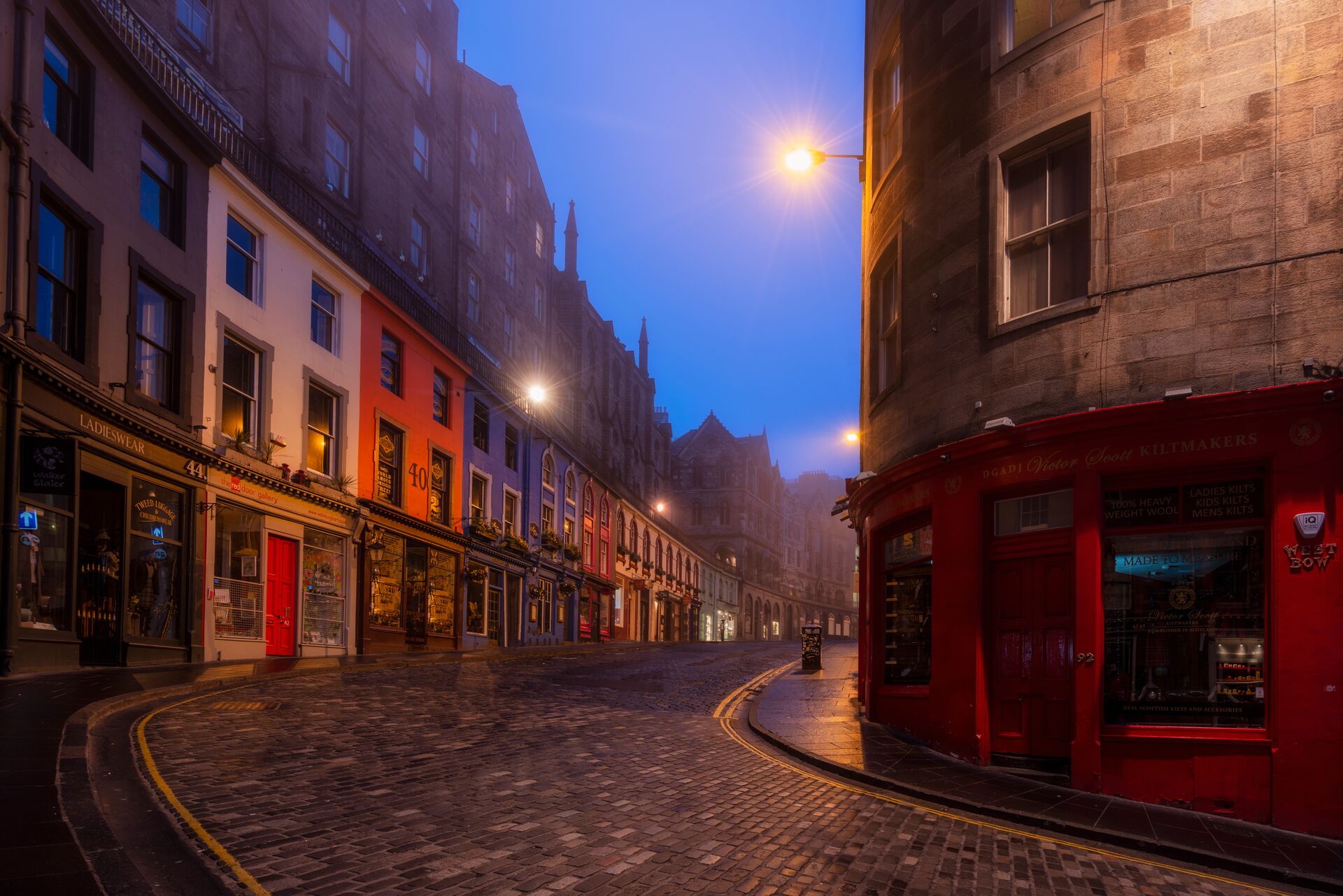 View on Victoria Street in Edinbourgh by night