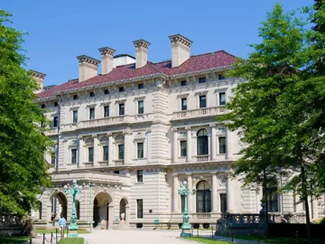 see-the-magnificent-newport-mansions-on-bellevue-avenue-built-by-the-wealthiest-new-york-families-in-the-19th-century-usa.jpg