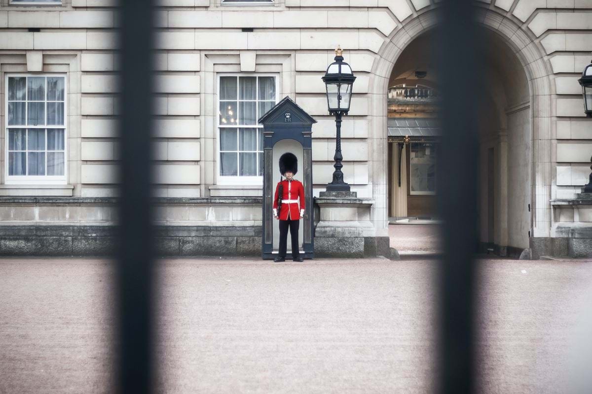 A guard standing outside of Buckingham Palace