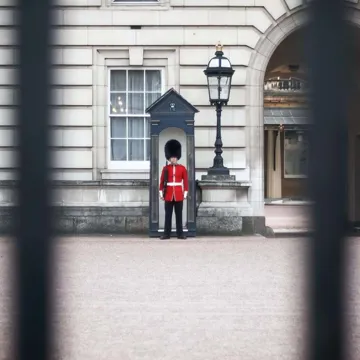 A guard standing outside of Buckingham Palace