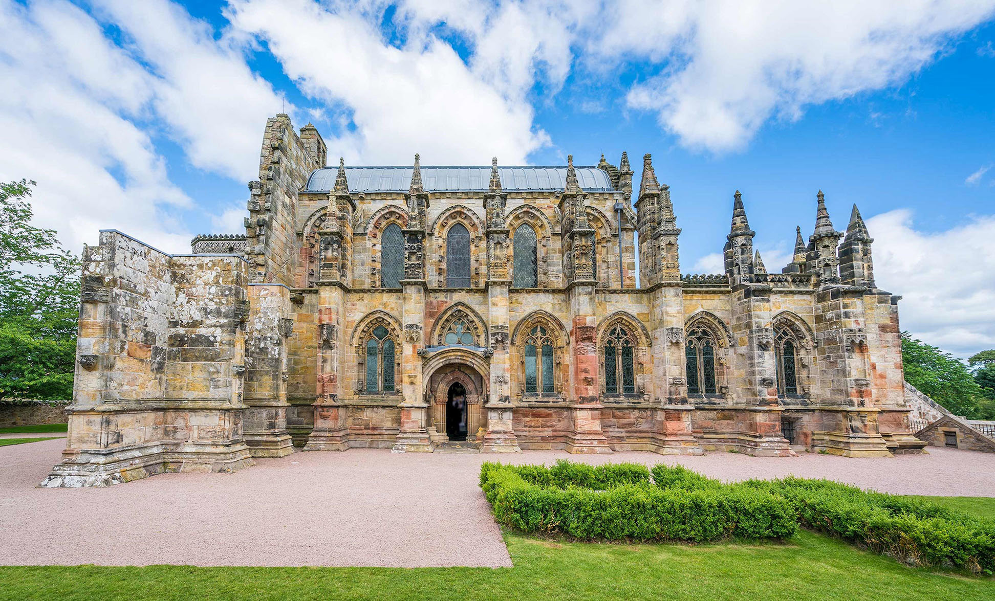 visit-rosslyn-chapel-edinburgh-scotland.jpg