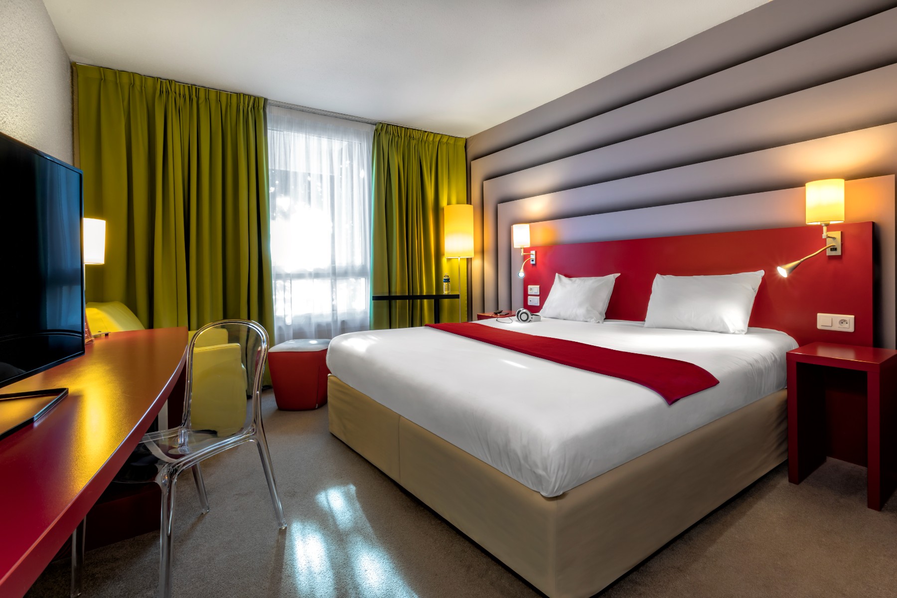 Standard double room at Ibis Avignon, green curtains and headboard