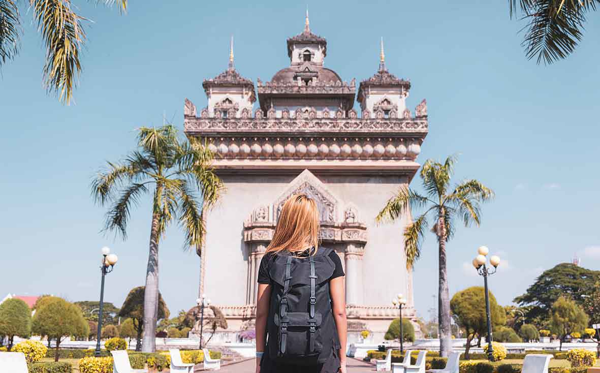 backpacker-patuxai-arch-vientiane-laos.jpg